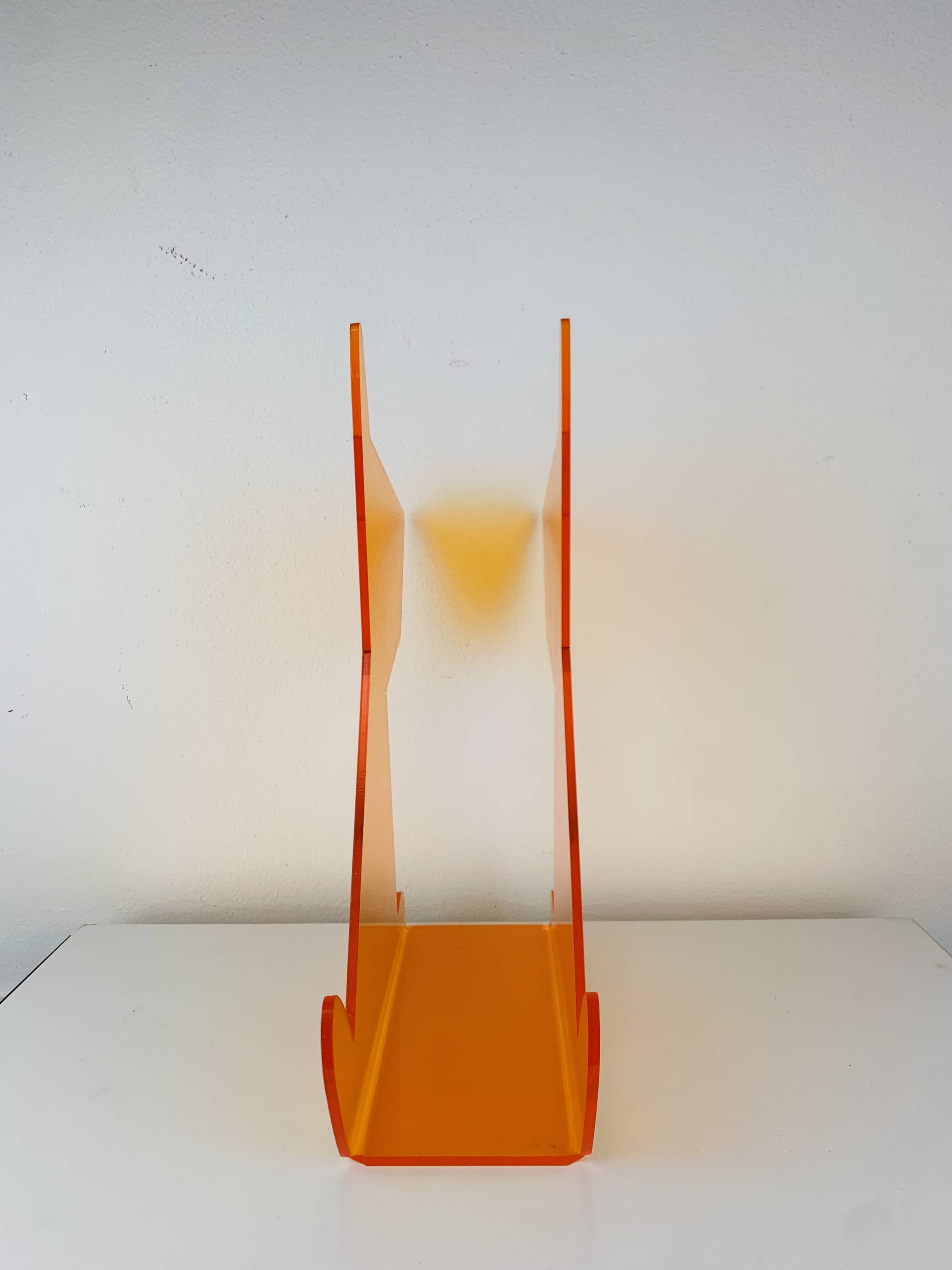 Porte-revues chien en plexiglas orange, vintage