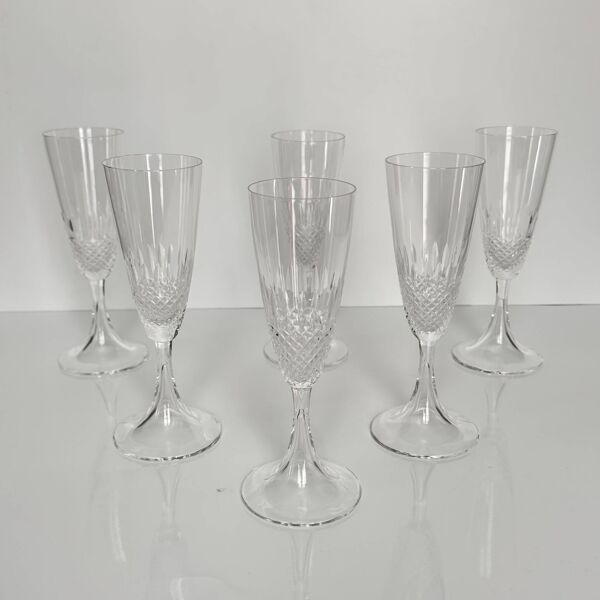 6 Flûtes à Champagne en Cristal Lalique   Modèle “Chinon”   Années 1960