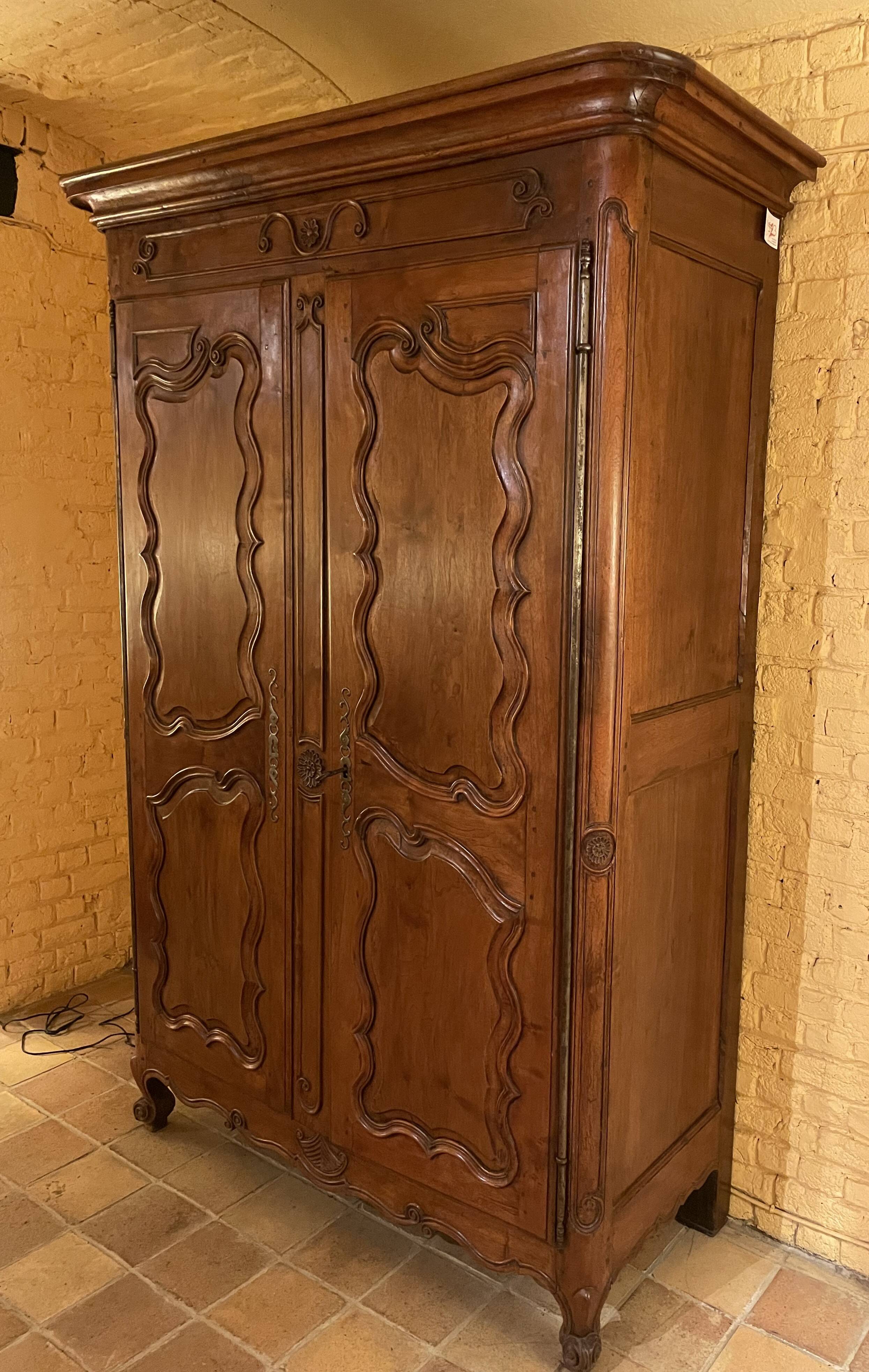 Louis XV walnut wardrobe - 18th century