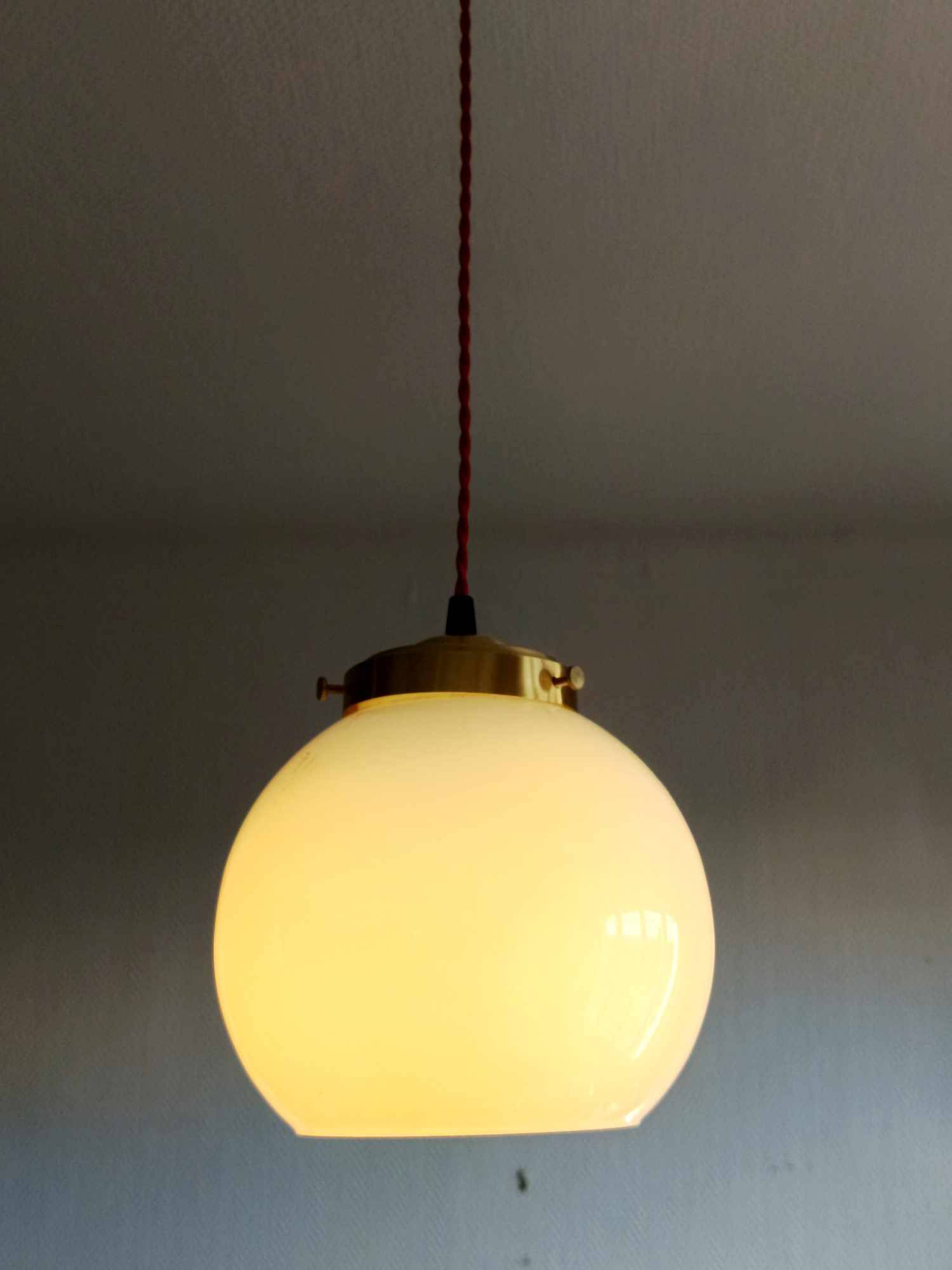 Suspension opaline vintage 1950