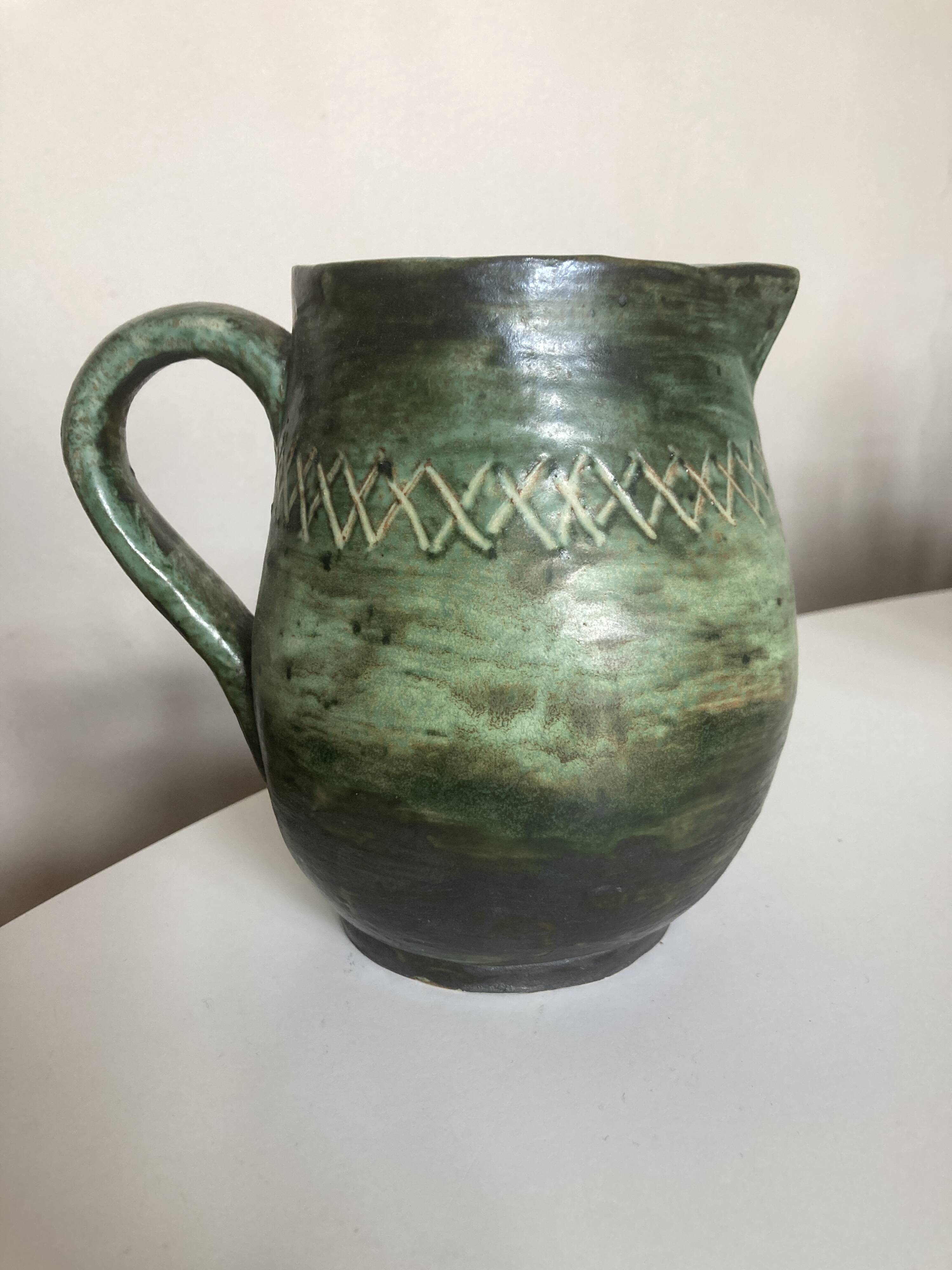 Pichet de potier vert sfumato scarifié 1960