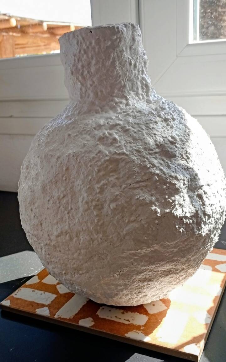 Sculptural vase with a mineral Boho spirit.