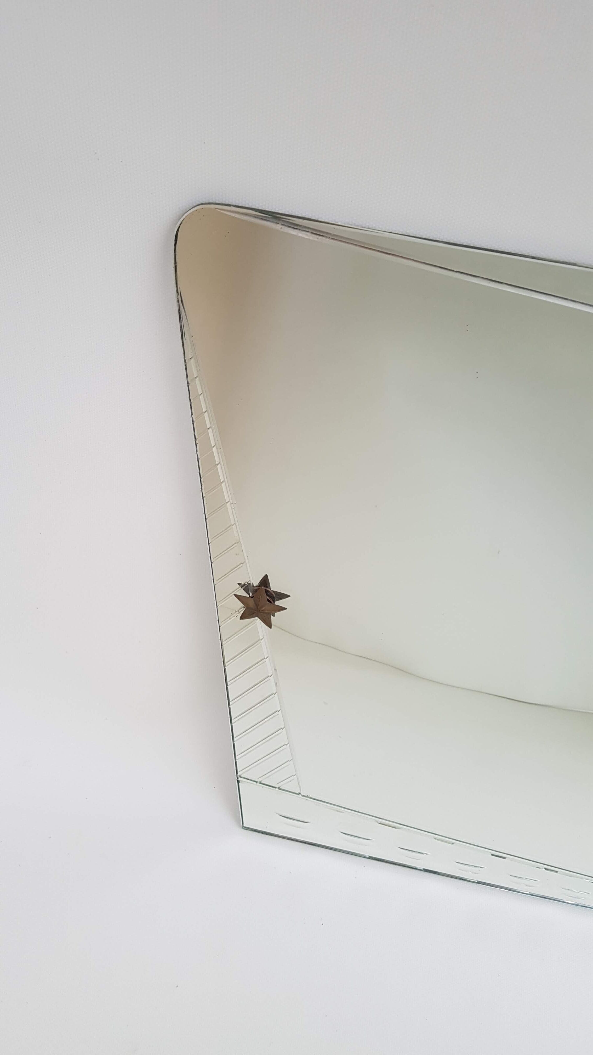 Miroir asymétrique gravé et biseauté, années 50 - 90x54cm
