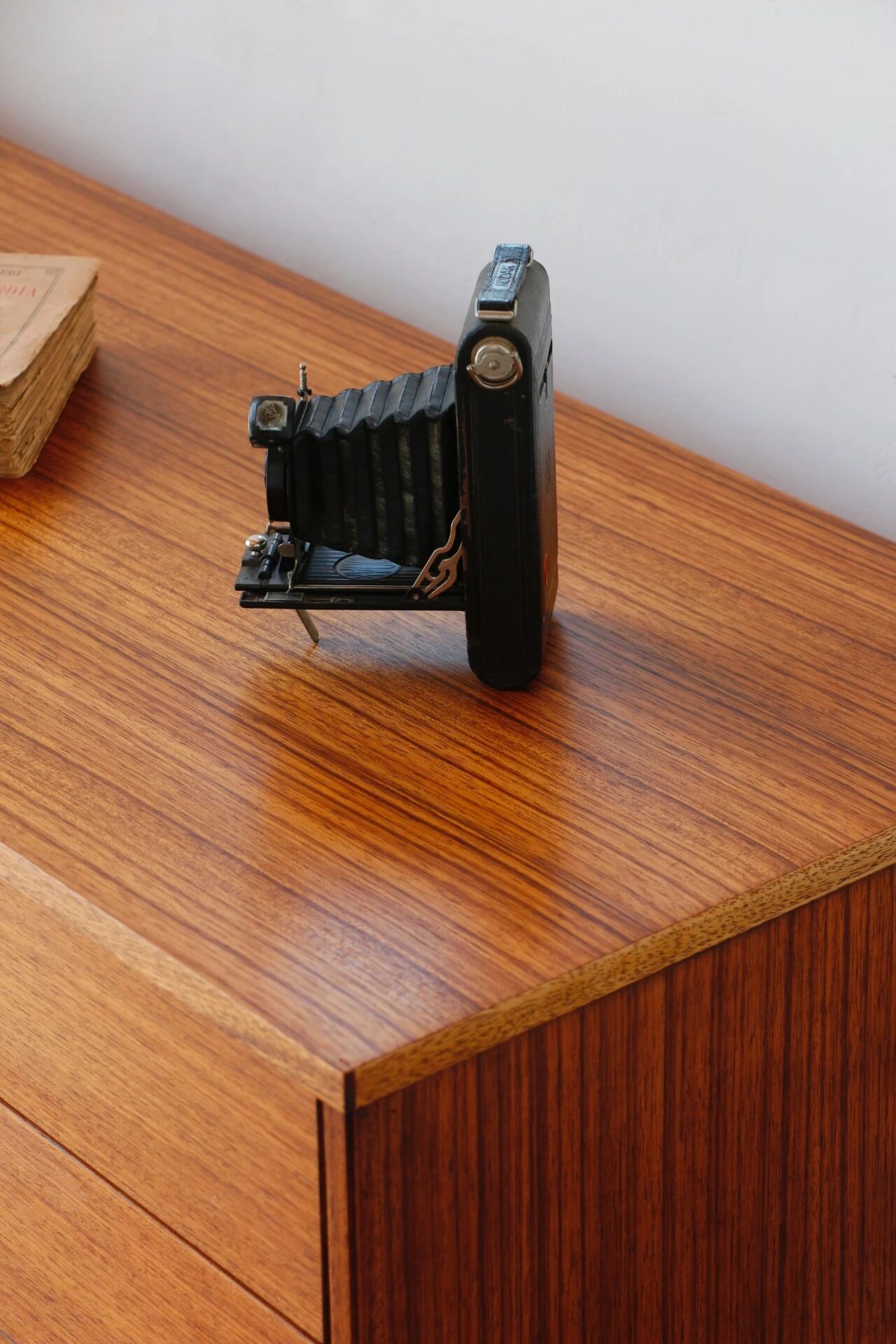 Vintage teak and zebrano chest of drawers: elegance of the 60s.