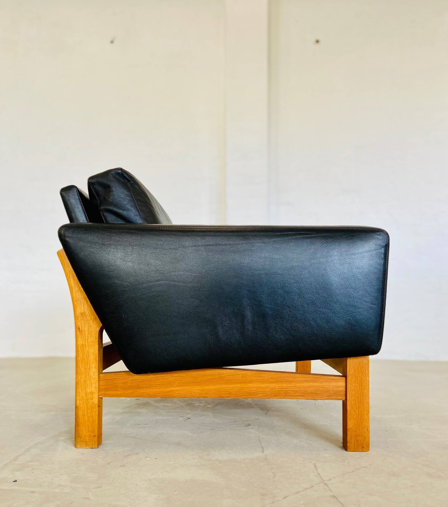 VINTAGE MID-CENTURY POUL M. VOLTHER  LEATHER AND OAK LOUNGE CHAIR 1960,s