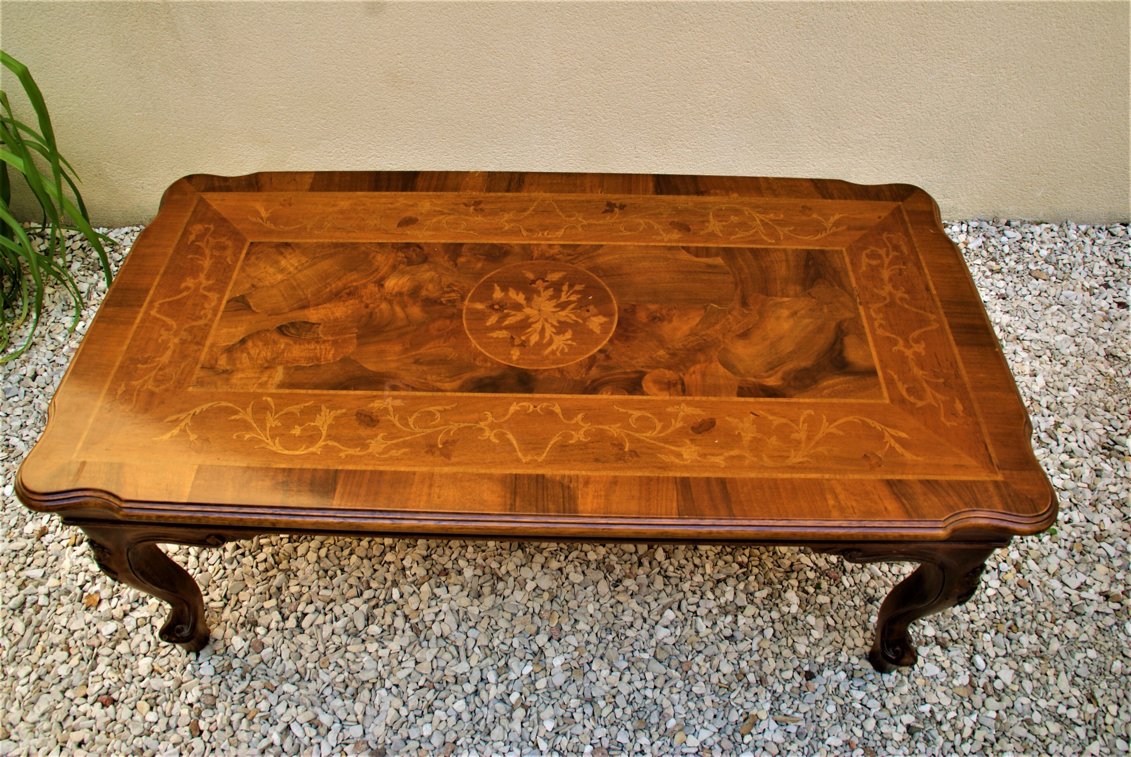 Italian wooden coffee table with marquetry inlaid top