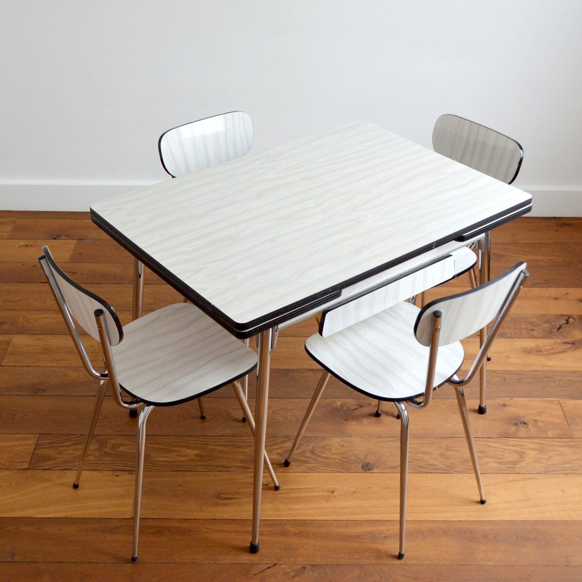 Table with extensions and chairs in formica 1950s
