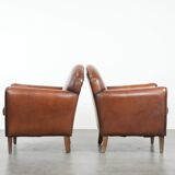 Ensemble de 2 fauteuils en peau de mouton au design art déco avec des couleurs chaudes.