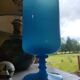 Vase bleu sur piédouche en opaline