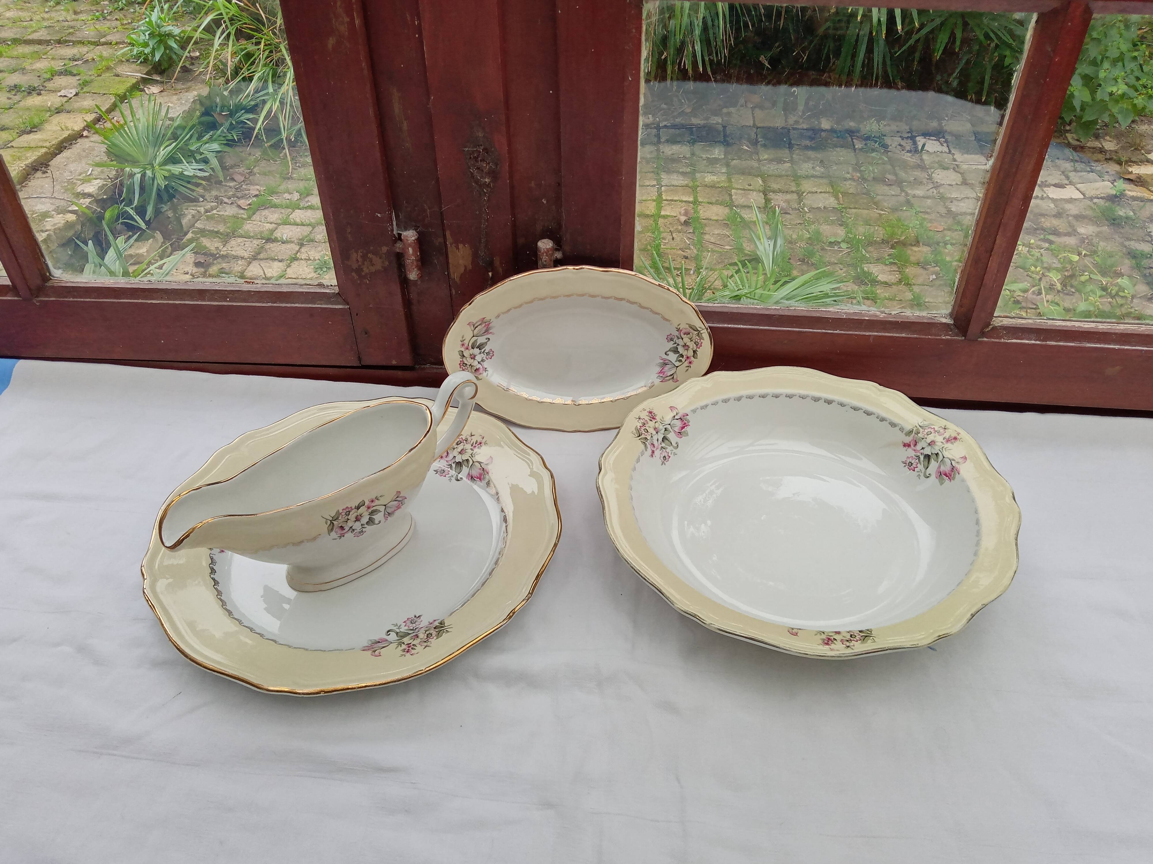 Set of 3 dishes and sauce boat L'Amandinoise