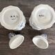 Duo de pots Capodimonte en porcelaine d'art et fleurs bleues