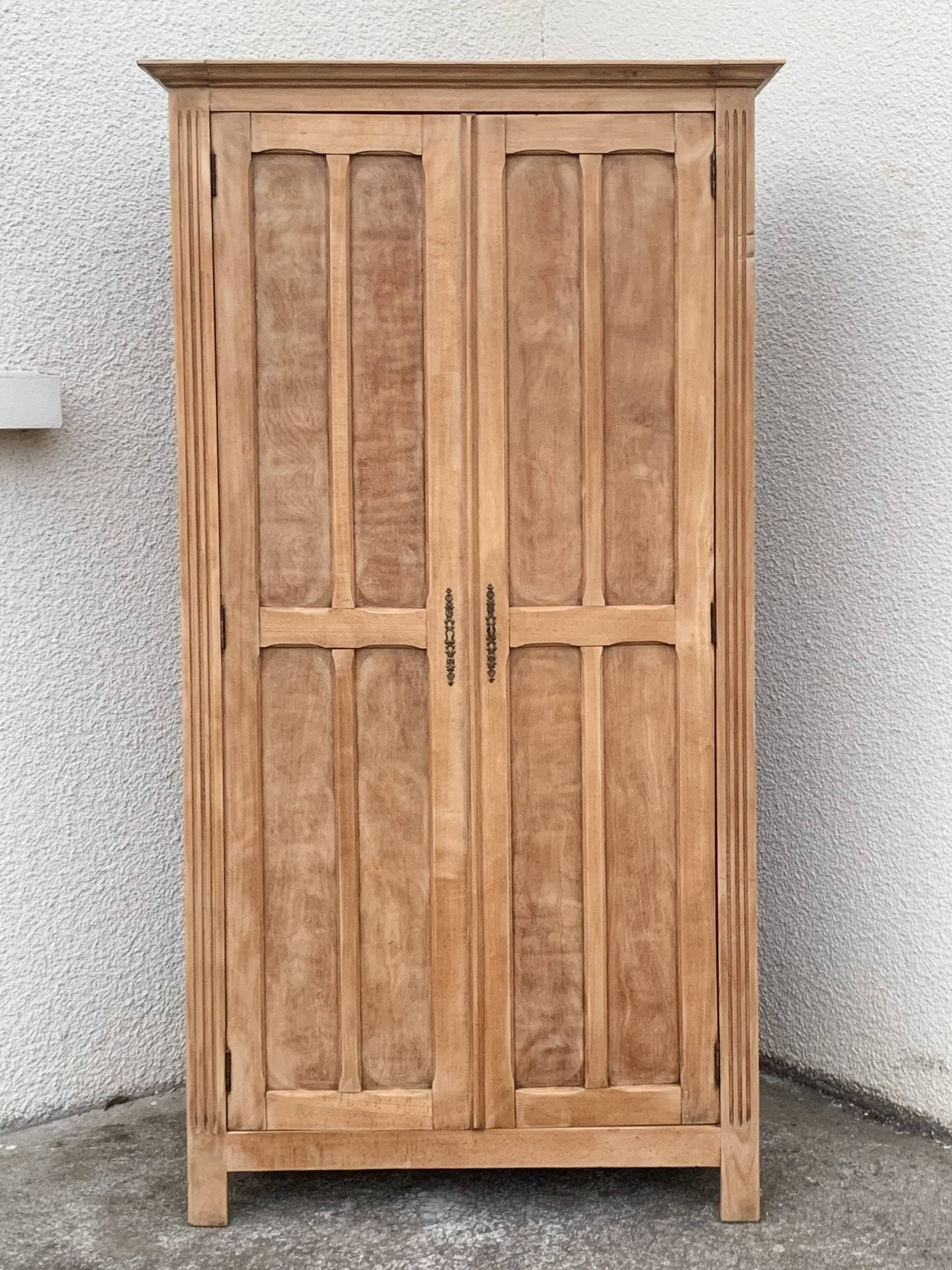 Armoire parisienne panneautée en bois brut, 1930