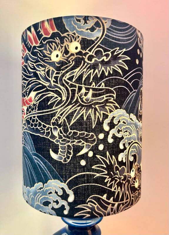 Vase en céramique ouest-allemande recyclé en lampe de table avec abat-jour japonais.