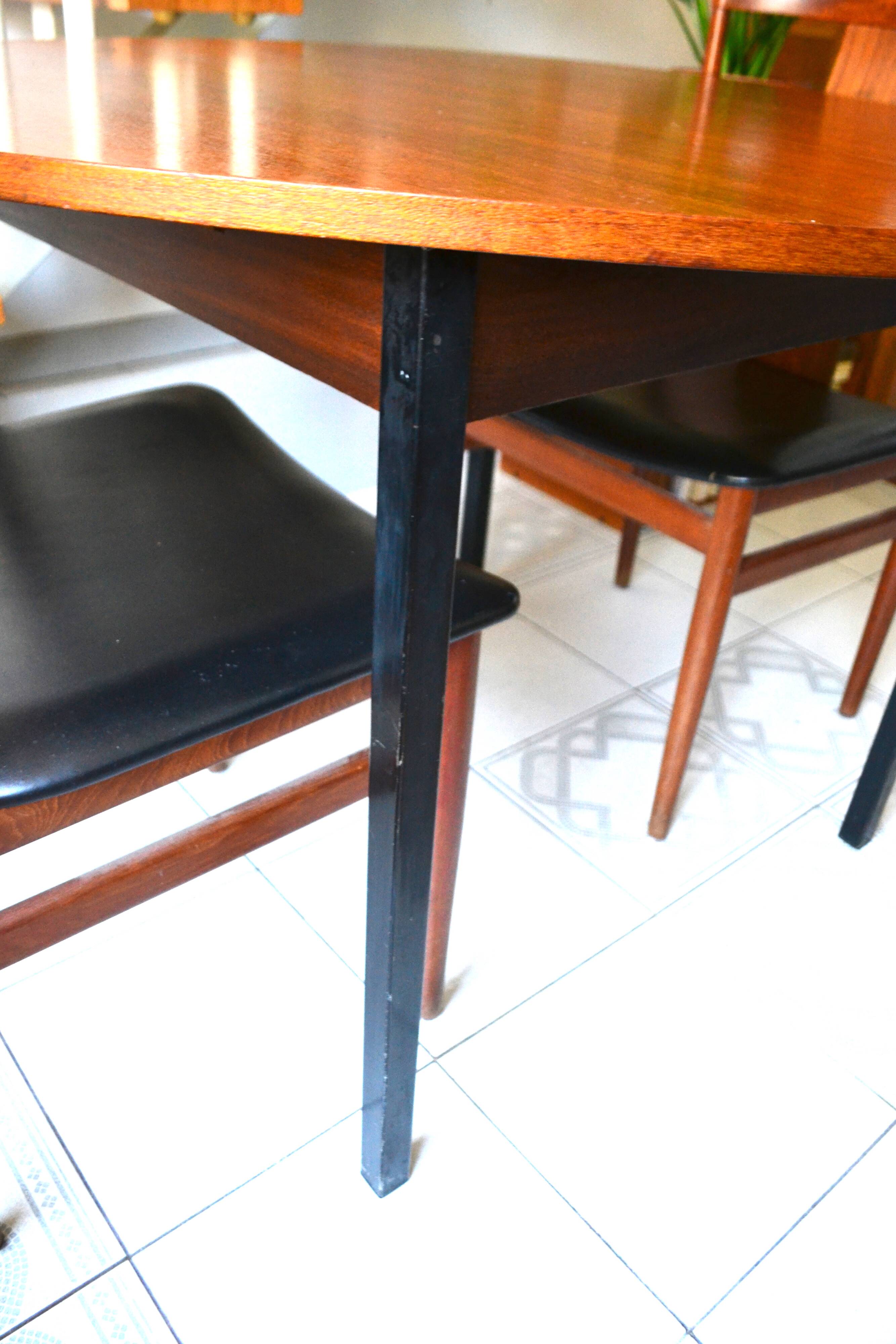 Dining table Pierre Guariche, teak and black steel from the 1960s with extension.