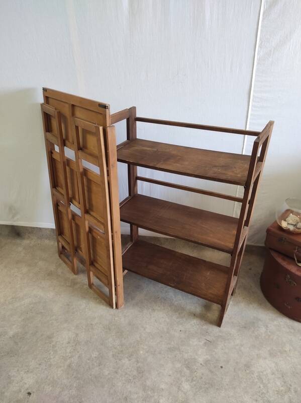 Foldable and stackable wooden shelves