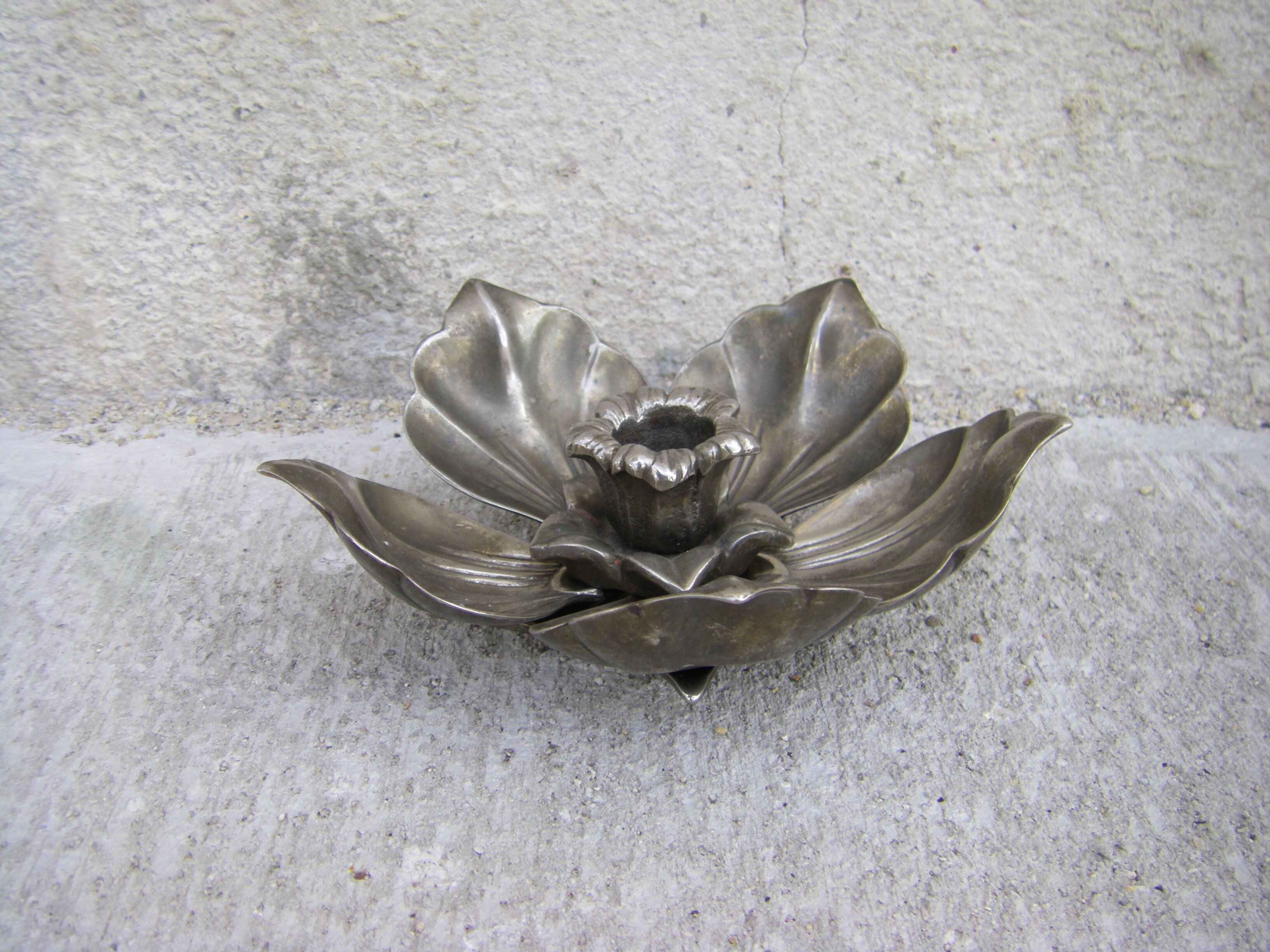 Flowers with removable ashtrays