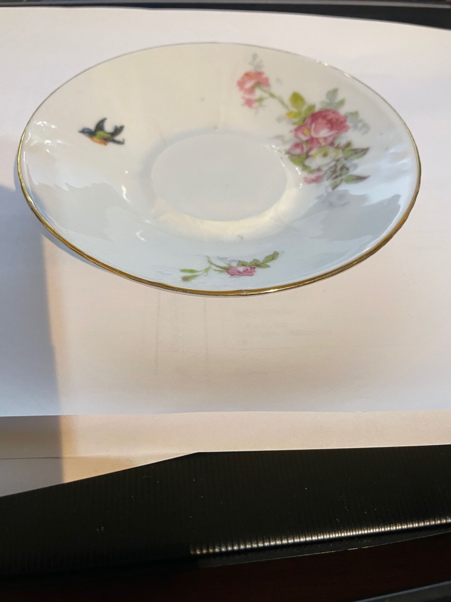 Tasse et sous tasse à décor floral et oiseau