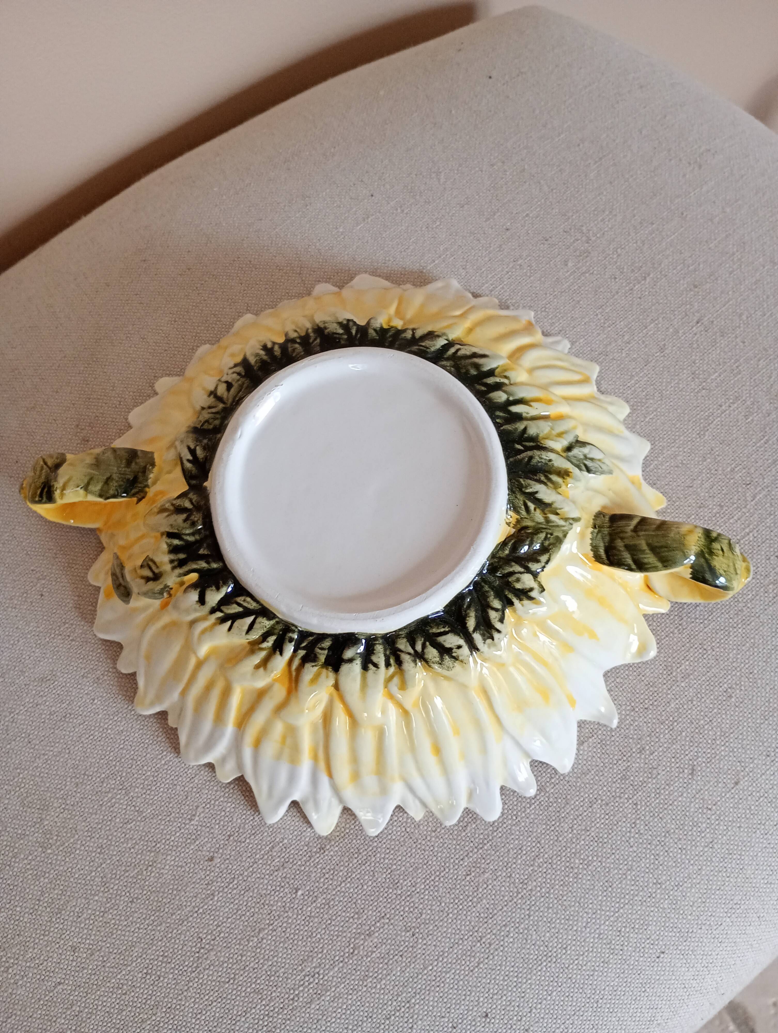 Sunflower-shaped bowl with handles