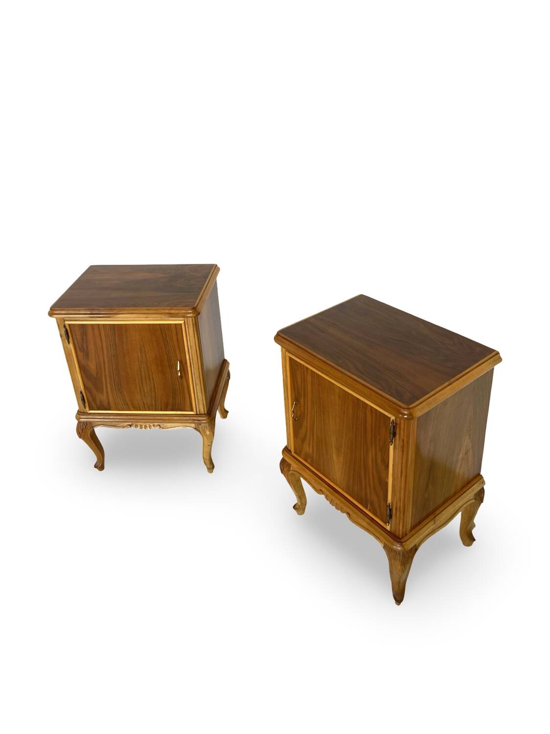 Tables de chevet italiennes en placage de noyer du milieu du siècle, années 1960.