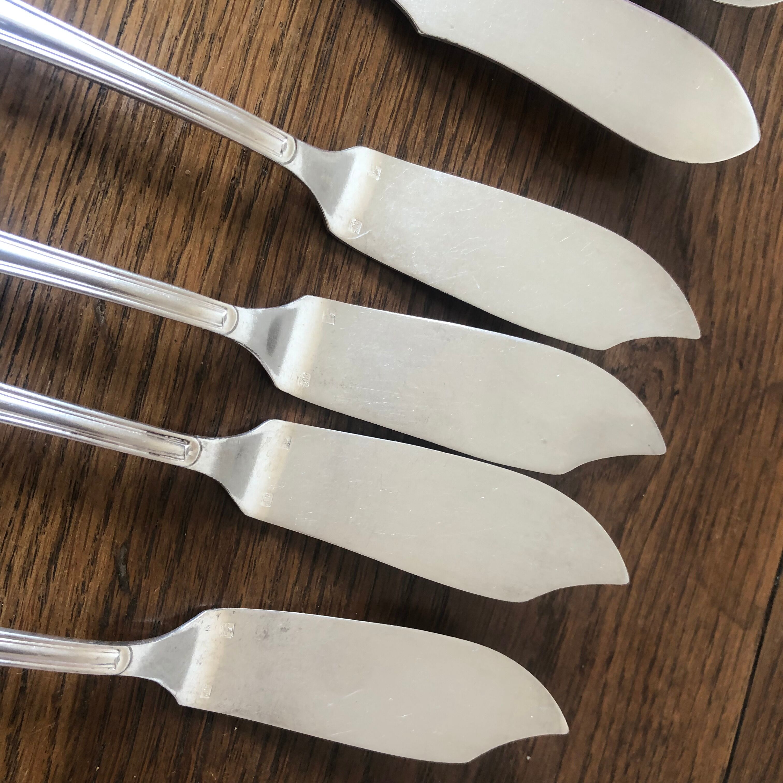 10 mismatched fish knives, silver metal