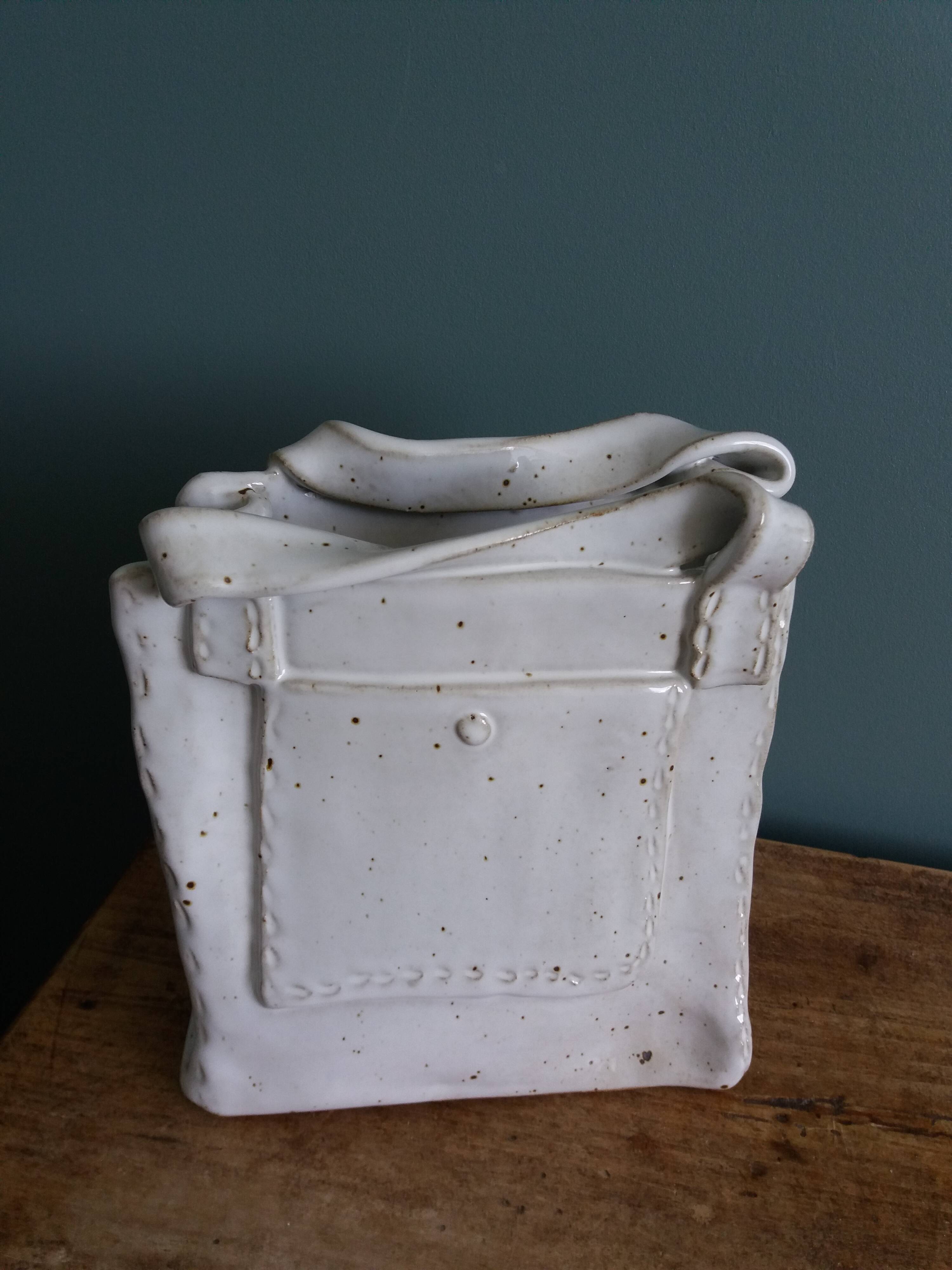 Vase en forme de sac, signé