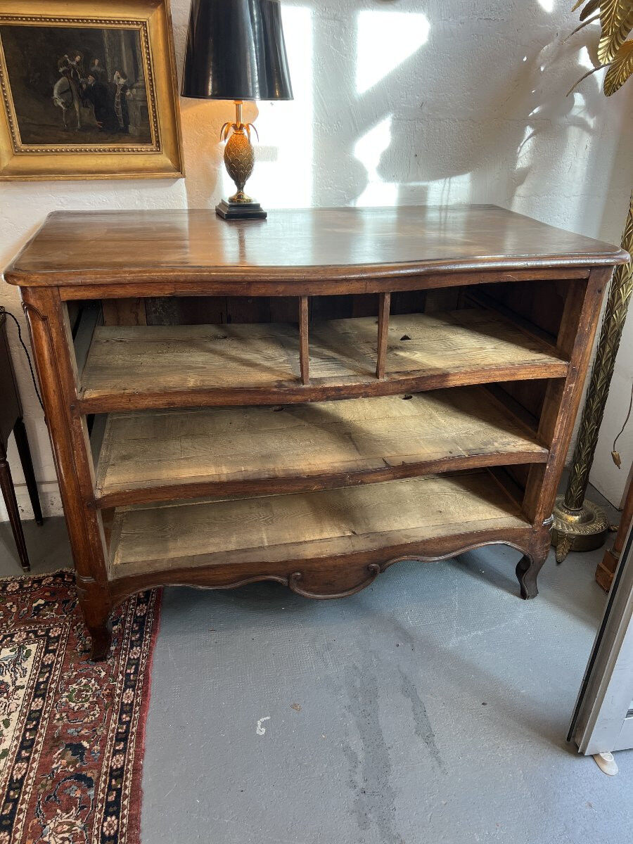 Important Parisian chest of drawers in walnut dating from the 18th century, opening with 5 drawers.