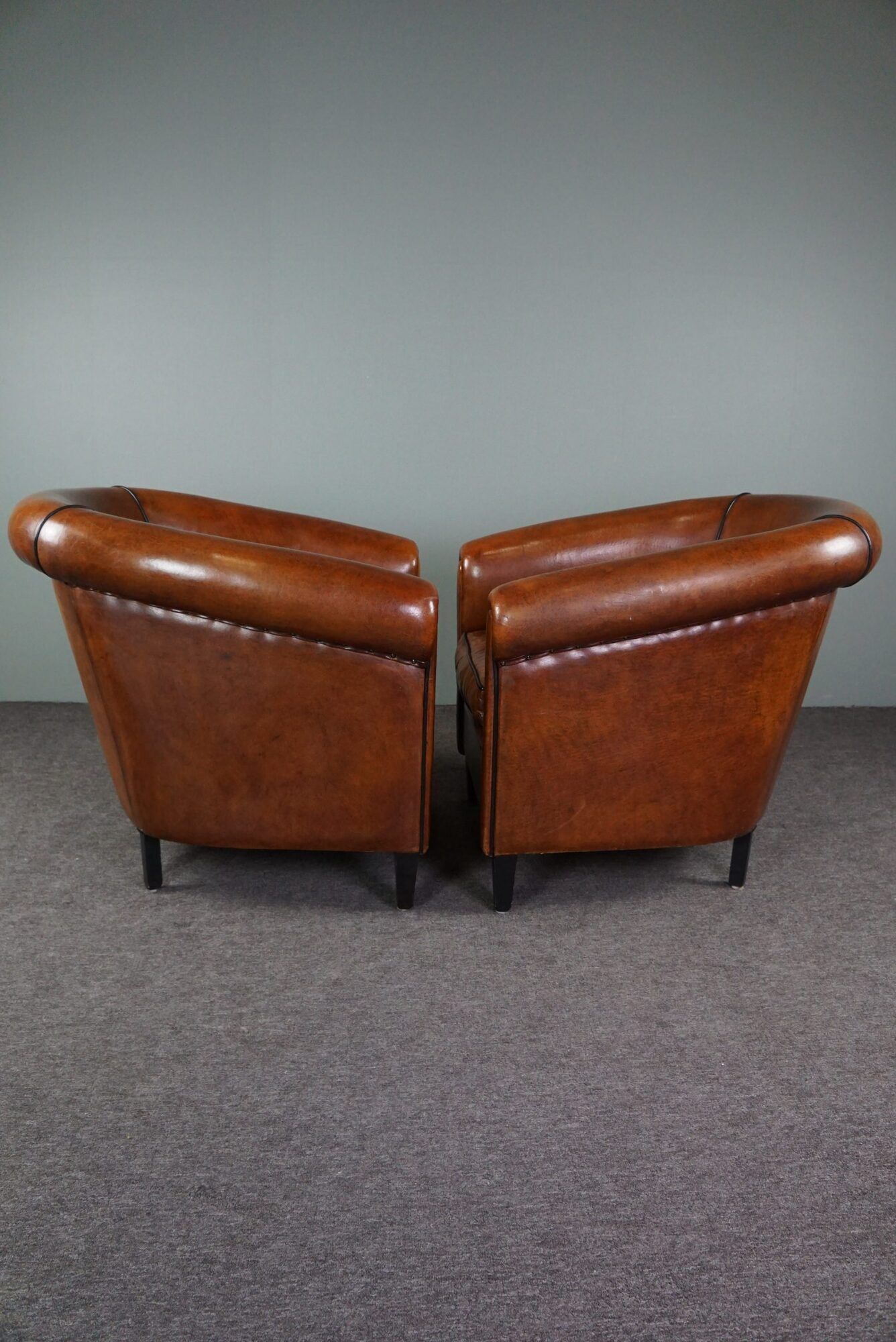 Set of 2 club chairs in black piping sheep leather