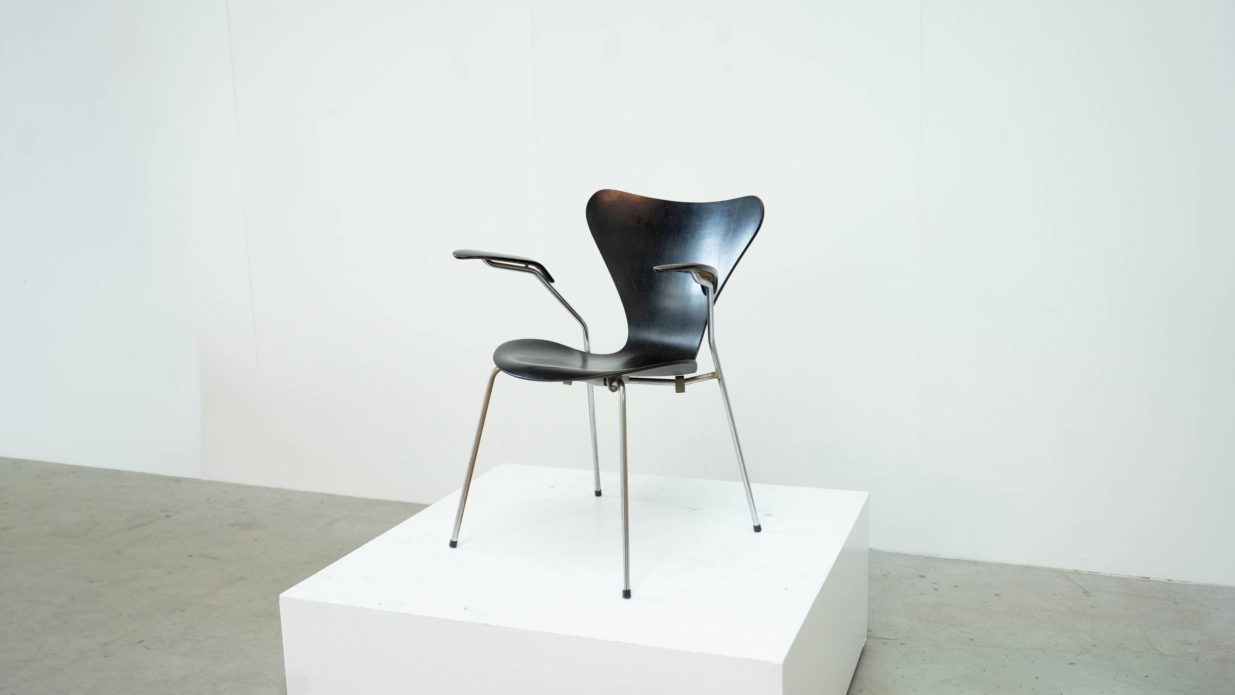 3207 desk chair by Arne Jacobsen for Fritz Hansen