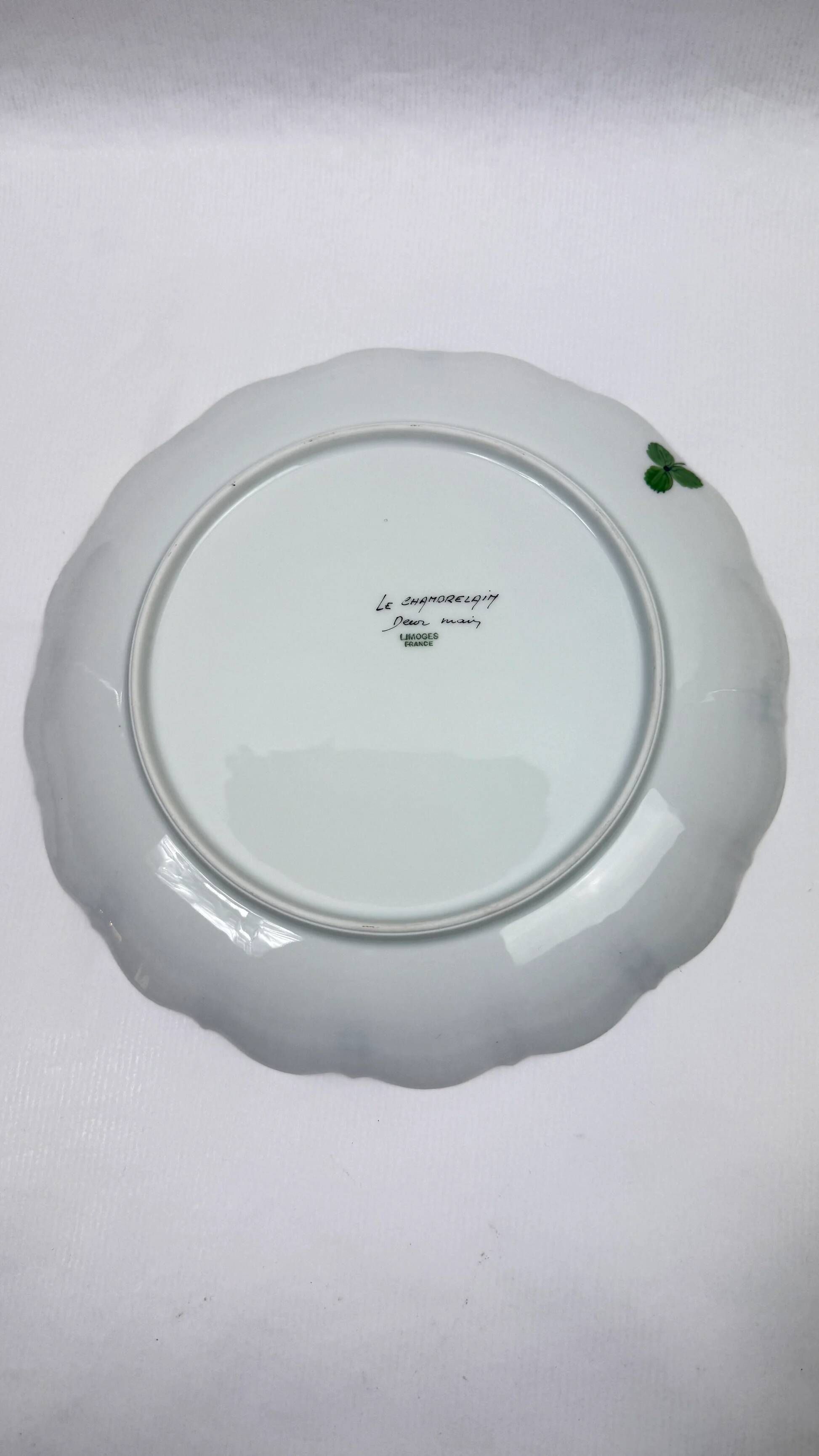 6 flat plates Limoges Le Chambrelain, woodland strawberry design, 25 cm