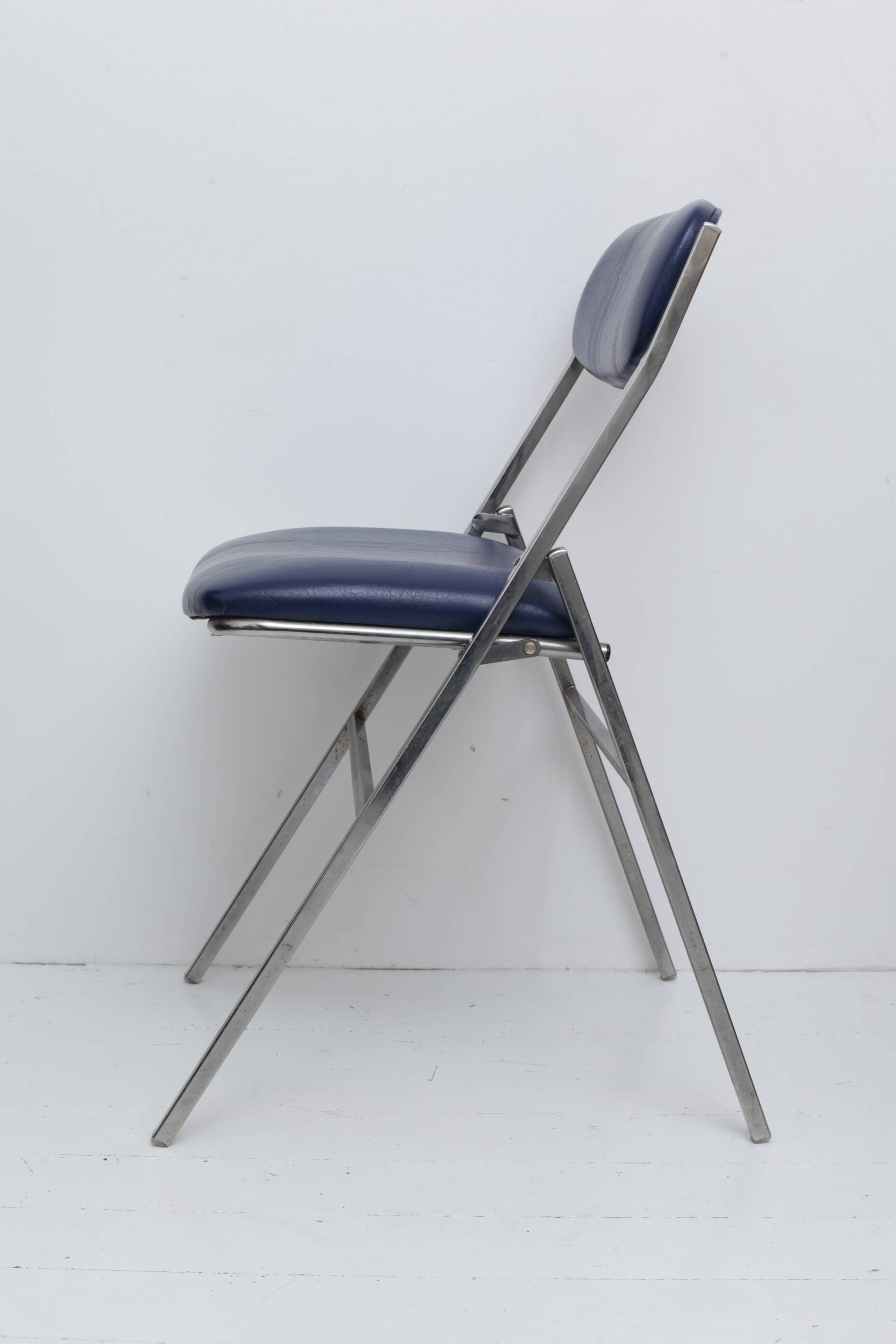 Chaise pliable skaï bleu pieds chromés