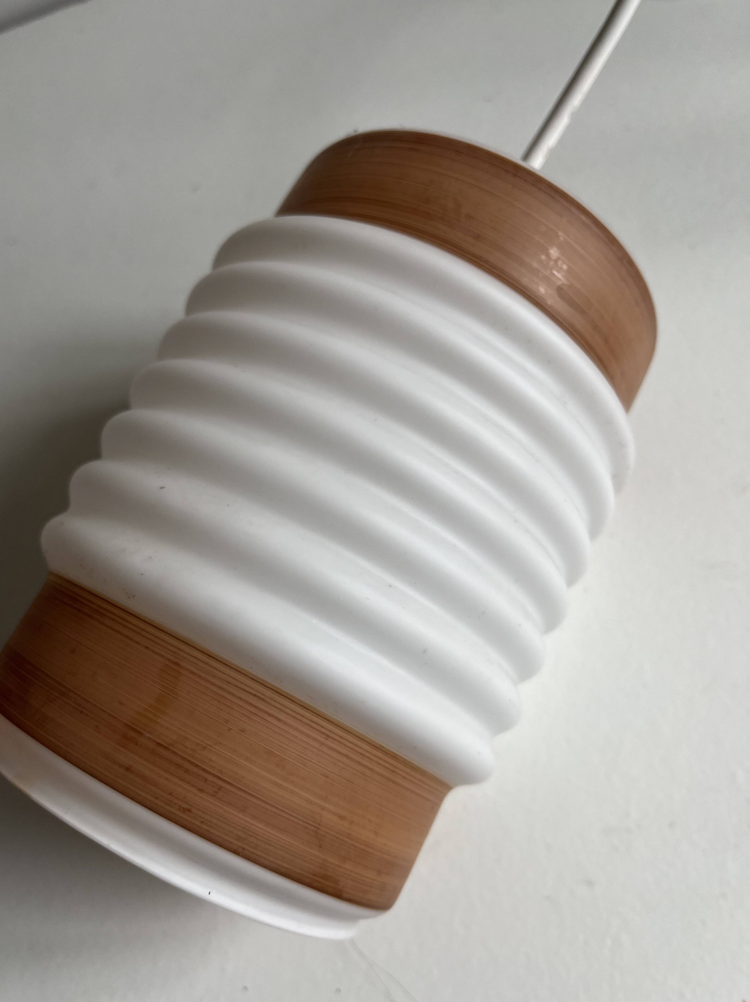 Opaline corrugated tube suspension