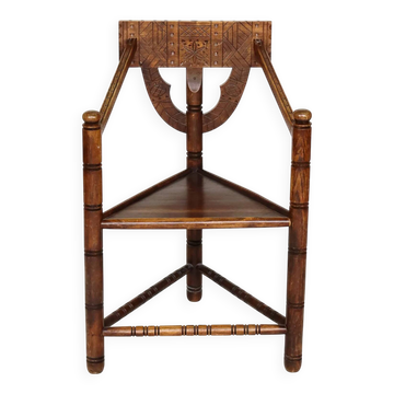 Chaise traditionnelle suédoise sculptée « Monkstol »