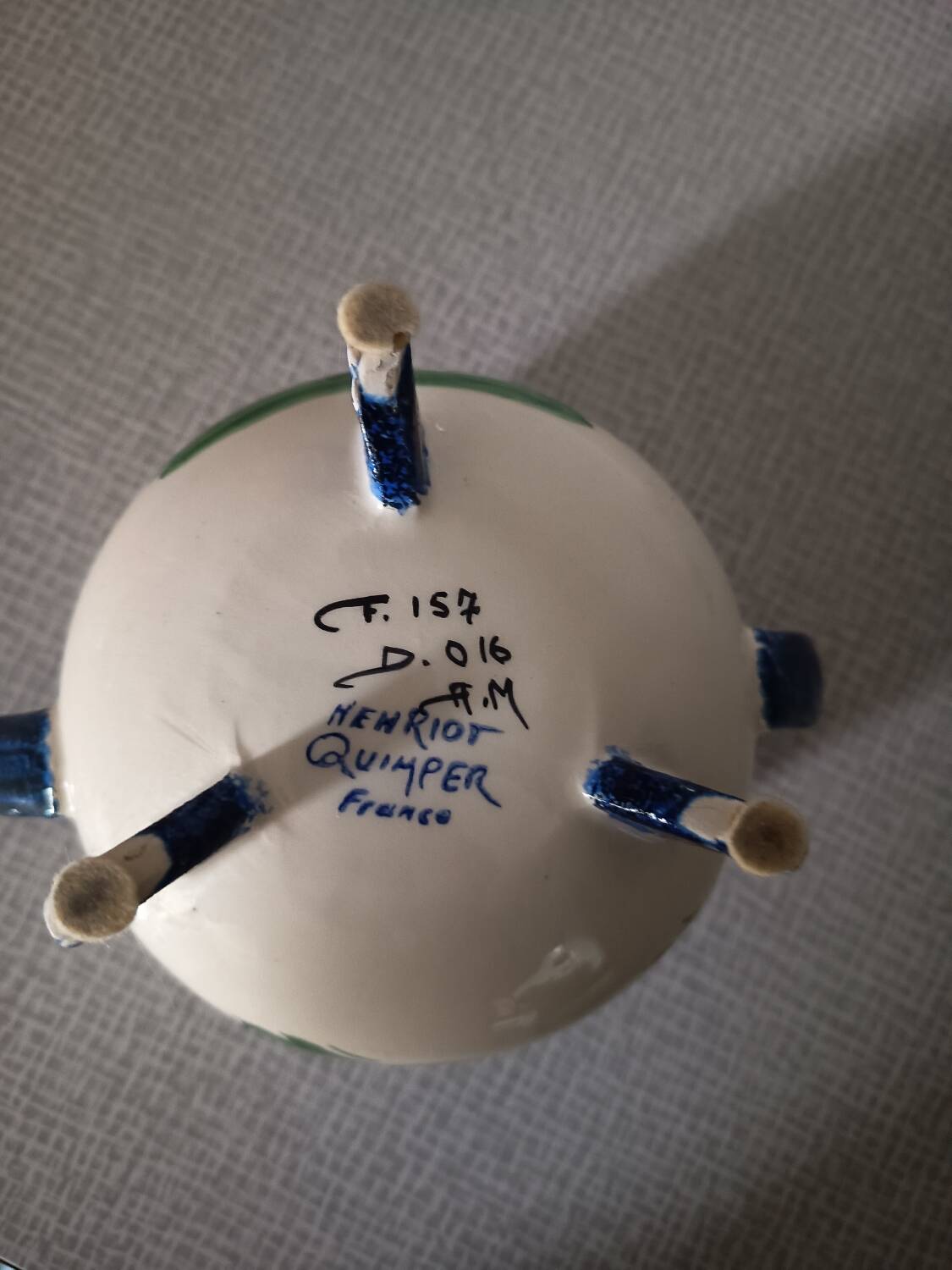 Henriot Quimper tripod bowl