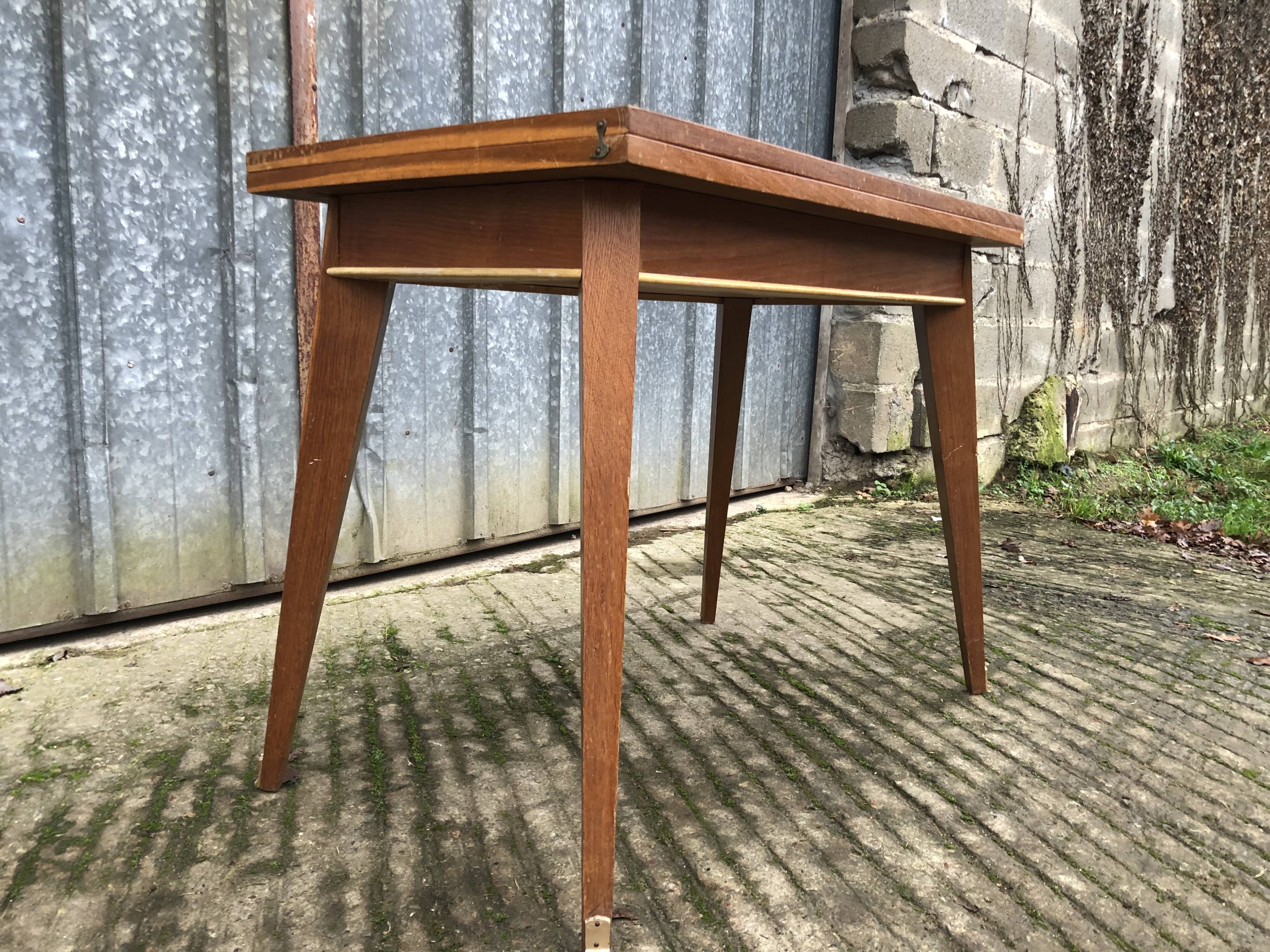 Table vintage portefeuille en chêne aux pieds compas.