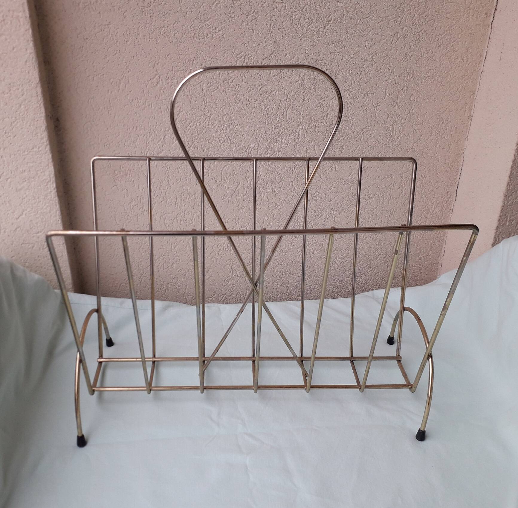 Metal magazine rack