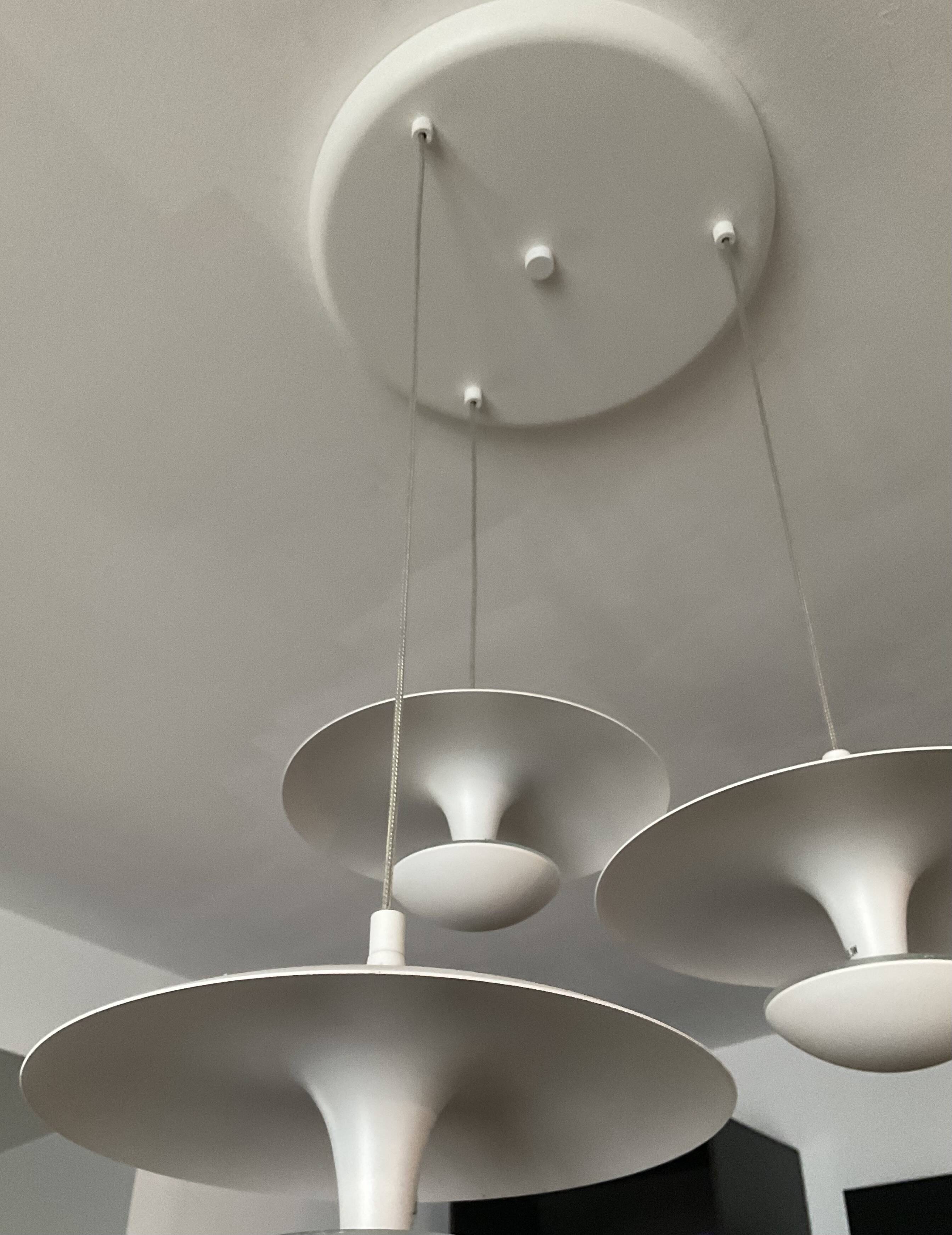 Suspension cascade design 3 white metal saucers