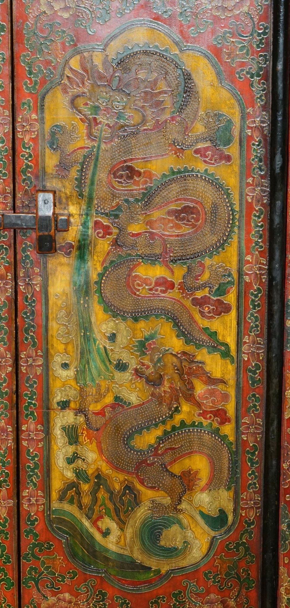 Armoire chinoise vintage peinte avec pagode et tiroirs