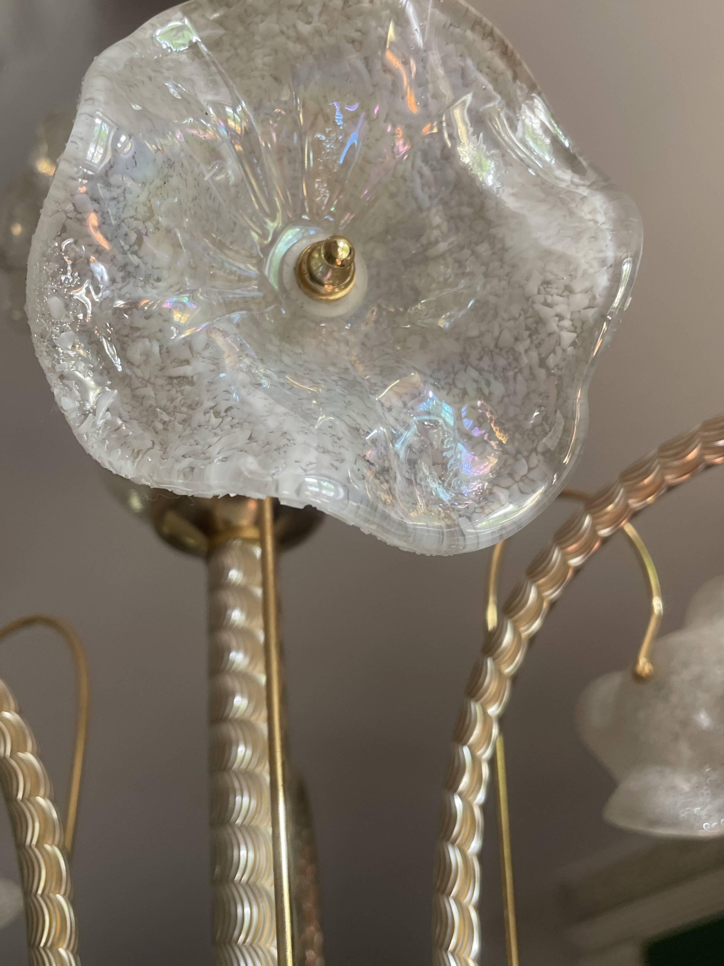 Murano chandelier with 3 iridescent flowers, 1980.