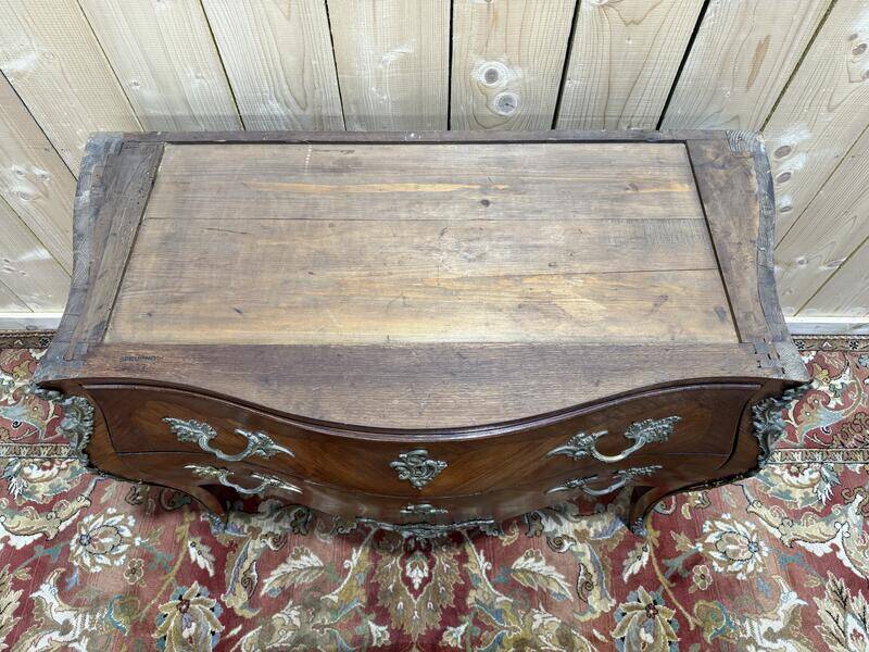 Commode sauteuse de style Louis XV en marqueterie