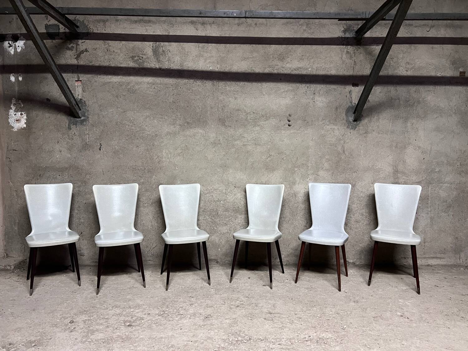 Serie de 6 chaises Baumann modèle Essor en simili cuir blanc