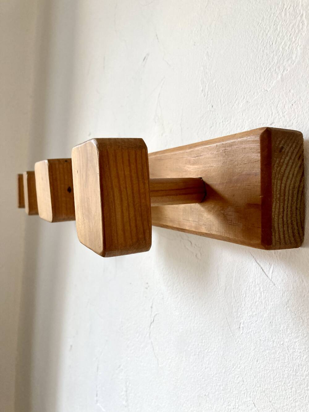 Wall-mounted coat rack with 4 wooden hooks