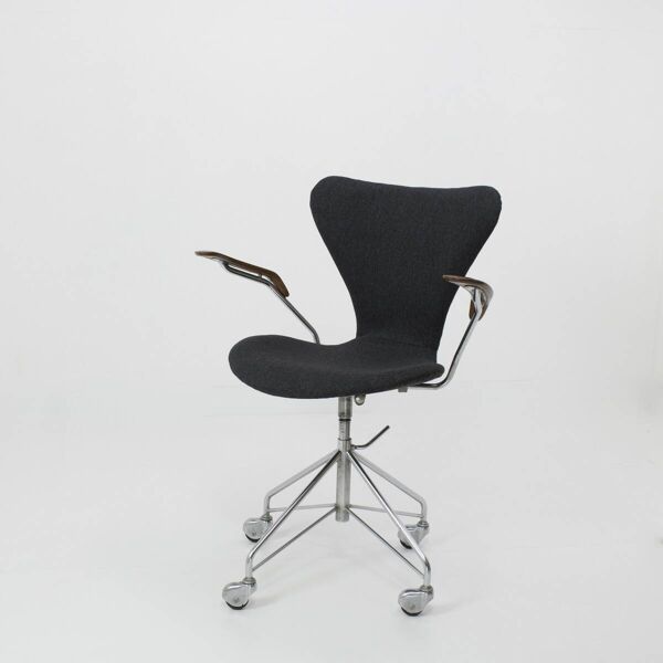 Fauteuil Série 7 Modèle 3217 Pied Eiffel D’ Arne Jacobsen Par Fritz Hansen, Édition Originale