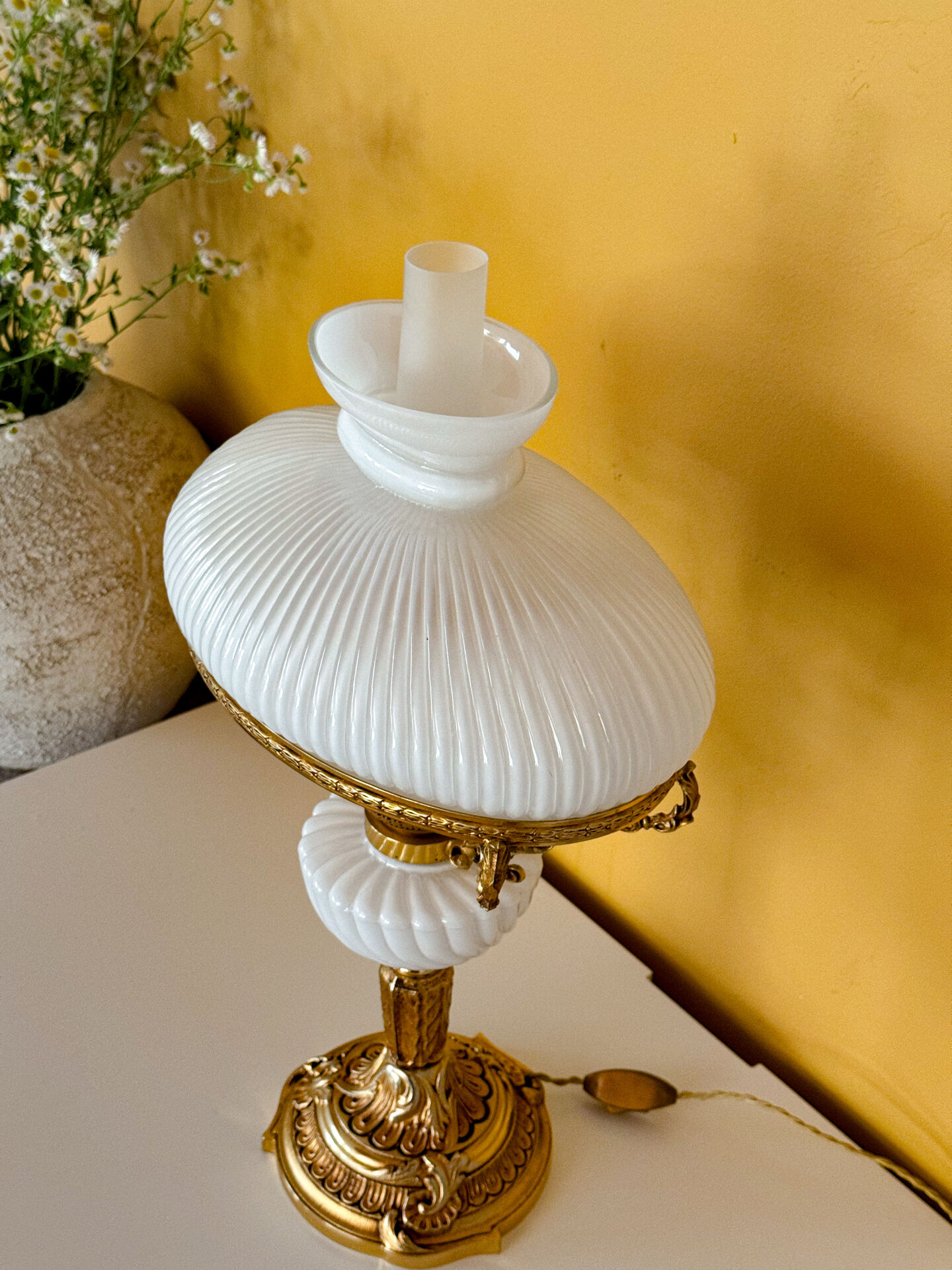 Lampe ancienne française en opaline blanche – bronze doré