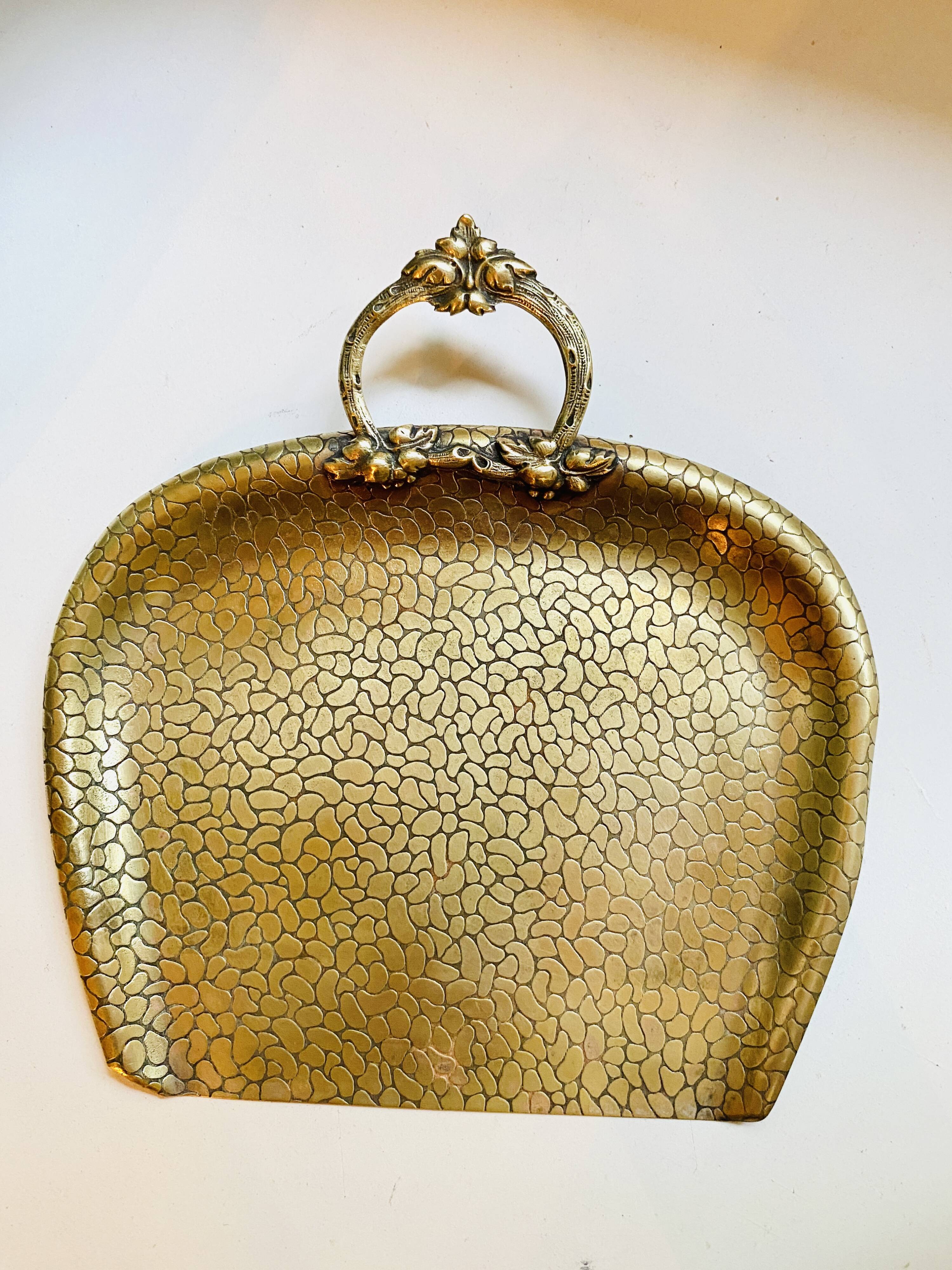 Plateau laiton ciselé, 1900-20