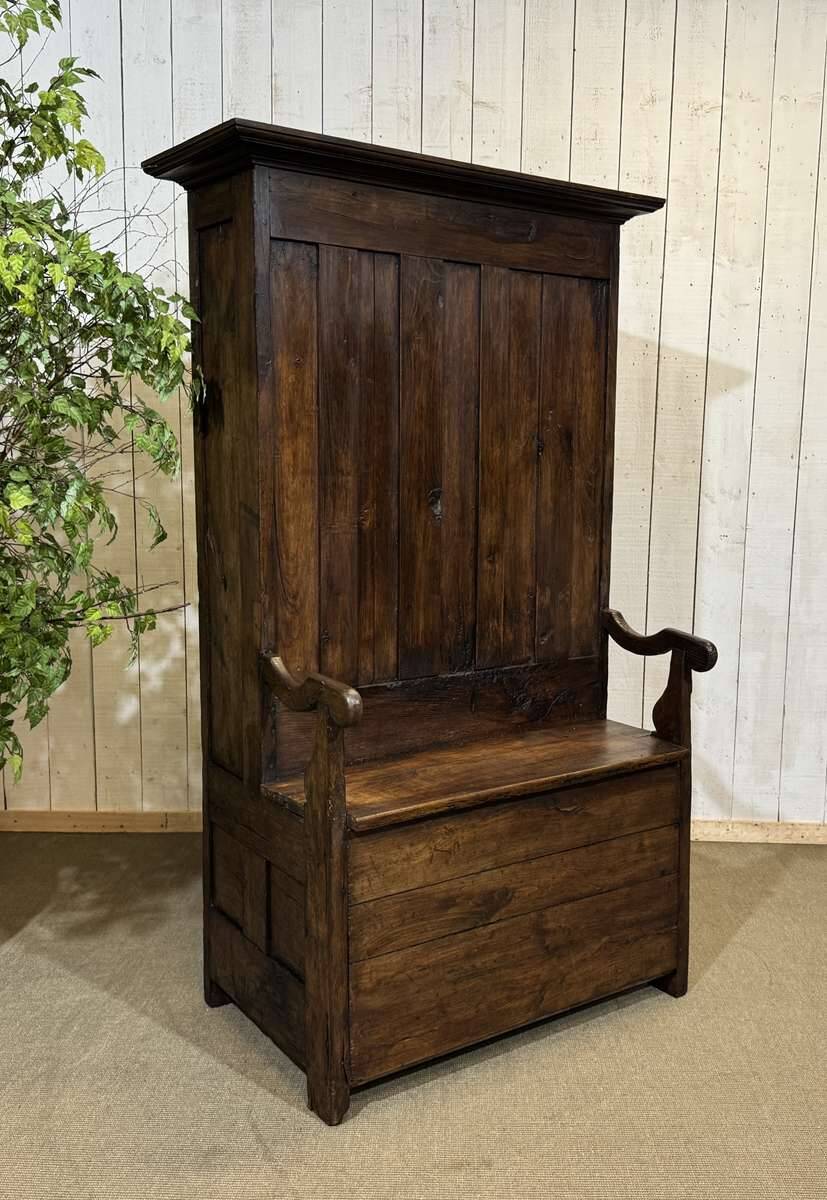 Entrance furniture, Breton wardrobe in oak and chestnut from the 19th century.