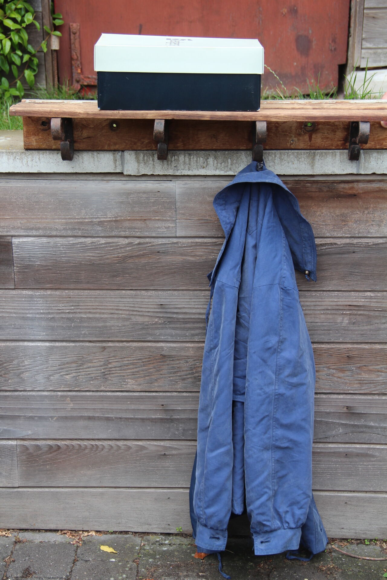 Old workshop coat hanger at 4 patères