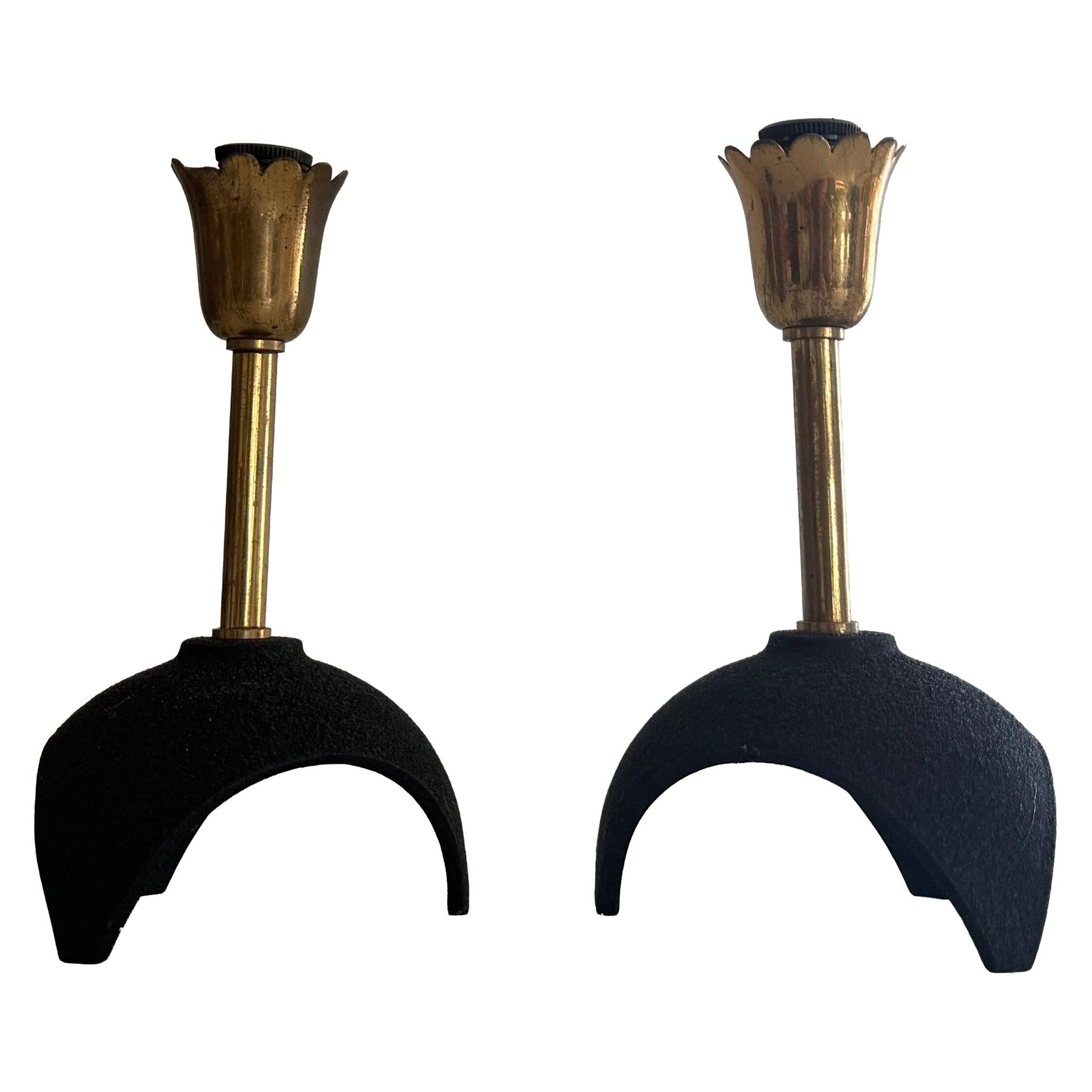 Pair of mid-century bedside lamps in brass and black metal, 1960, Italy.