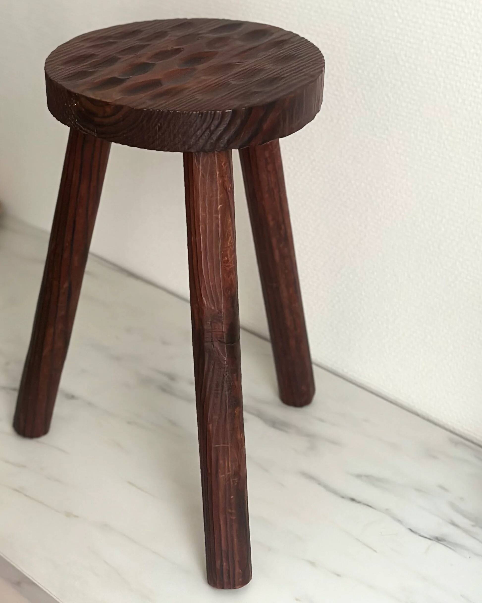 Tabouret tripode sculpté à l’adze — France, XXe siècle