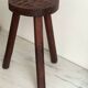 Tabouret tripode sculpté à l’adze — France, XXe siècle