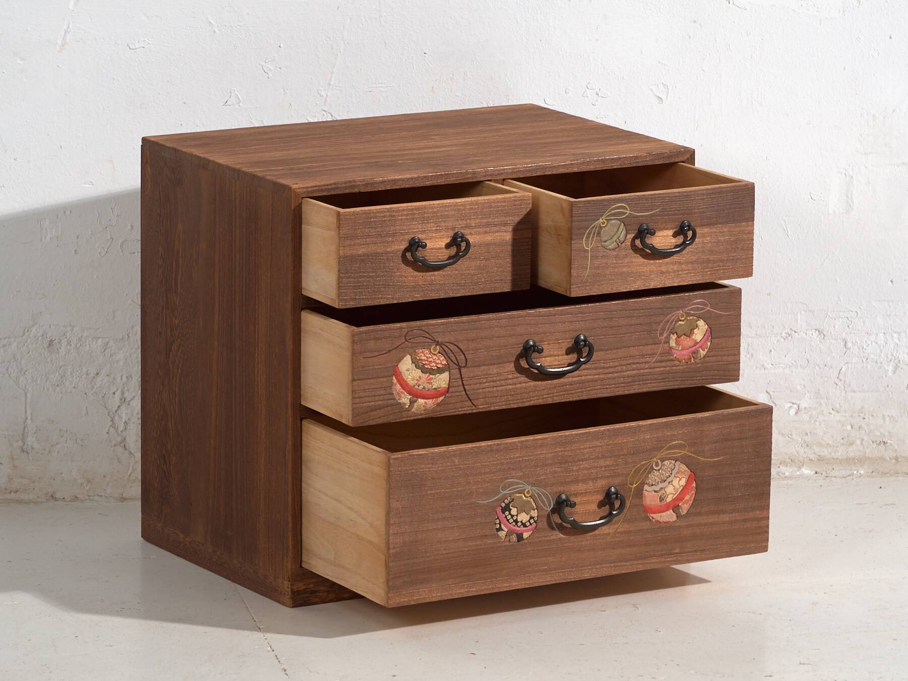 Small Japanese chest of drawers in paulownia – Showa period (c. 1950–1979)